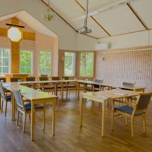 Konferensrum med möbler